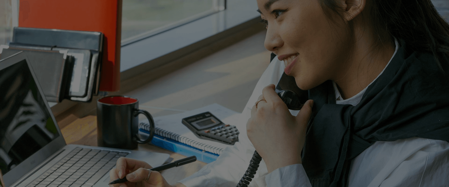 kvinna-telefon-skrivbord