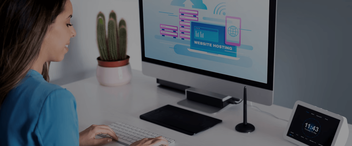 kvinna-webbhotell-arbete