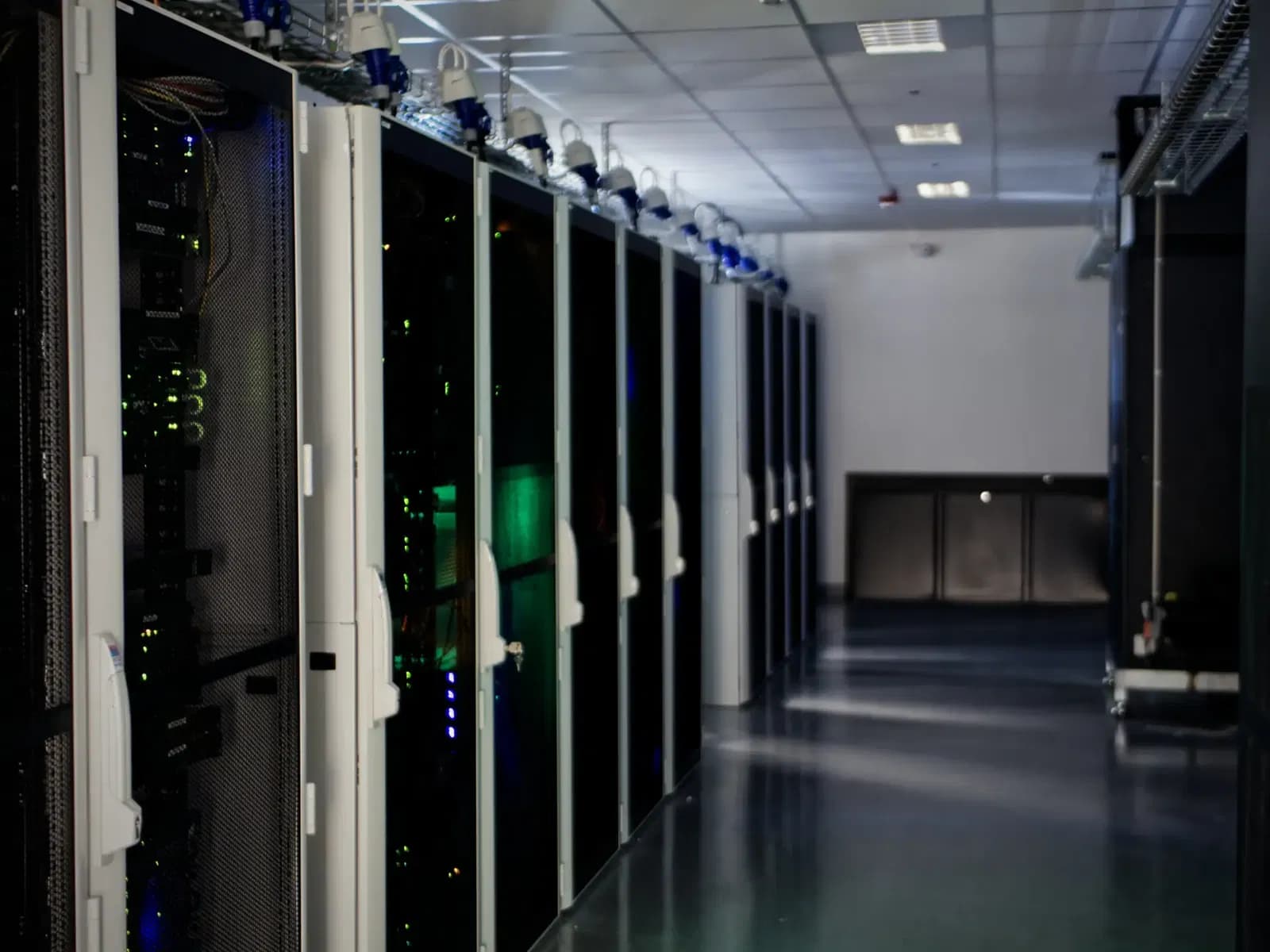 Rader av serverrack i ett modernt datacenter.