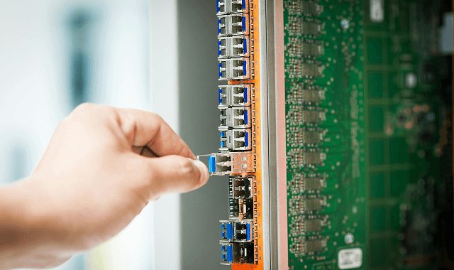 hand-fiberoptisk-kabel