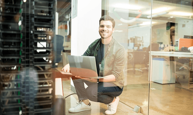 ung-man-laptop-datacenter